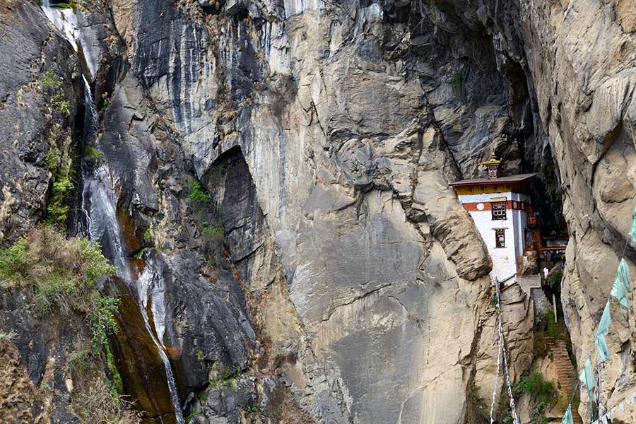 Retreat Building in Himalayan Cliffs